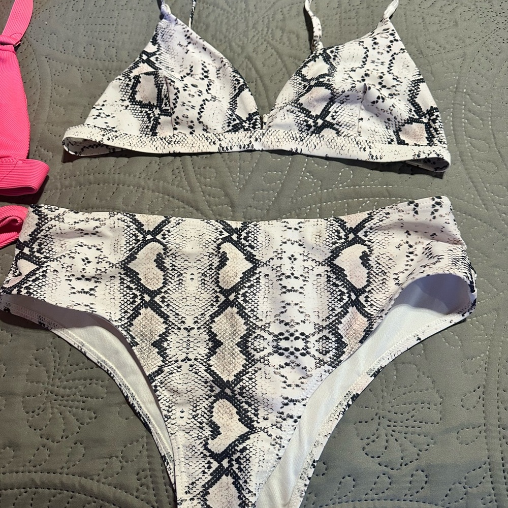 Swim suits - Picture 2 of 3
